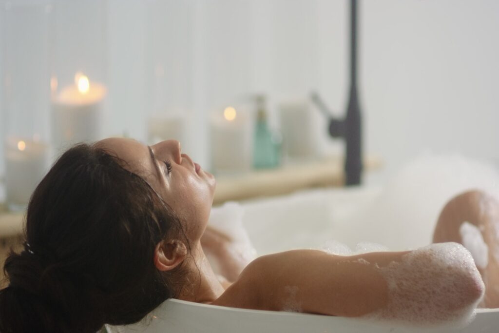 Frau in Badewanne unterstützt mit dem Basenbad das innere und äussere Wohlbefinden.