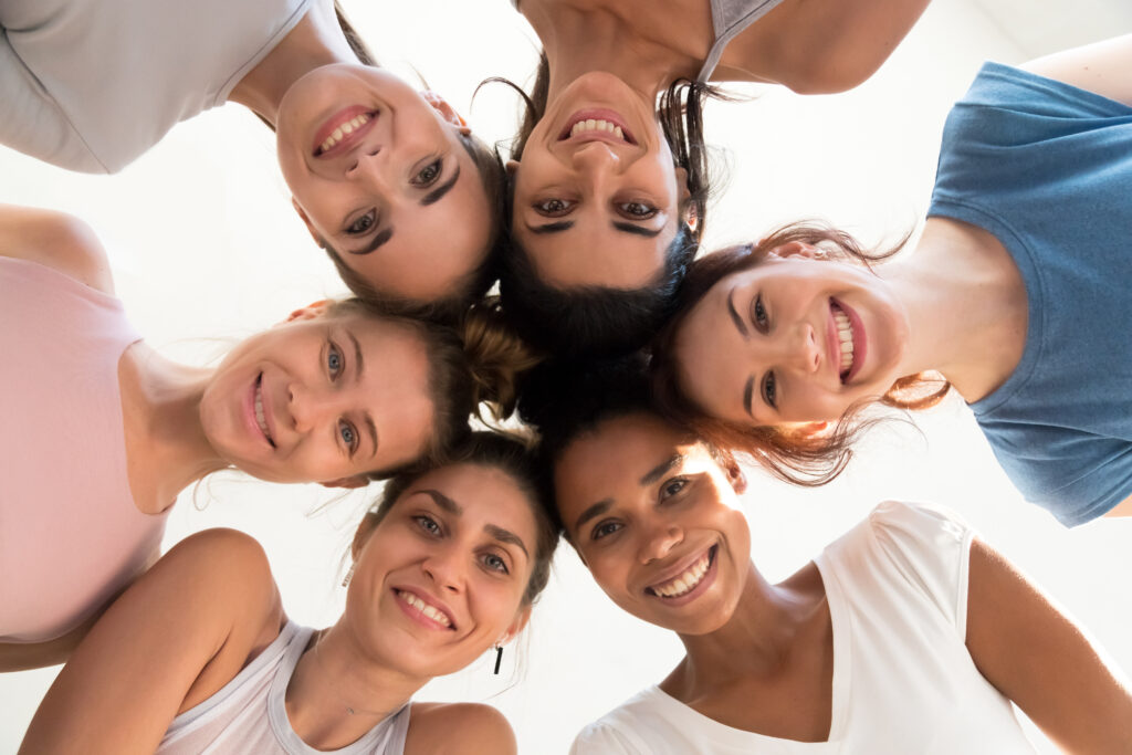 Ein Kreis von fröhlichen Frauen, die sich durch gelebte wahre Werte verbinden.