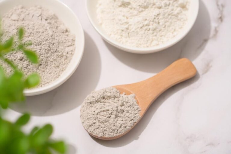 Kaolin auf Löffel und in Schüsseln zur Verwendung in der Kosmetik