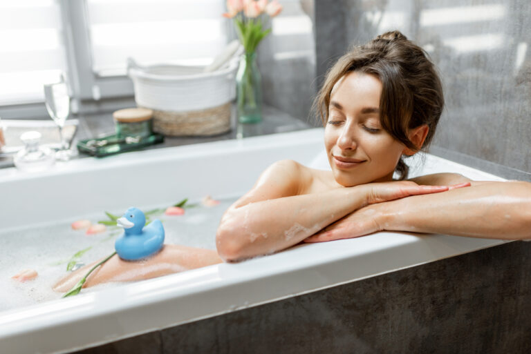 Frau im Zuge einer Basenfasten-Kur zuhause in der Badewanne