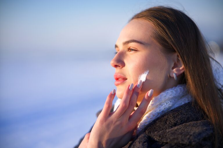 Frau pflegt ihre trockene Haut im Winter